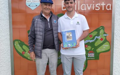 Entrega del libro a un gran jugador de golf de la escuela de Miguel Sánchez